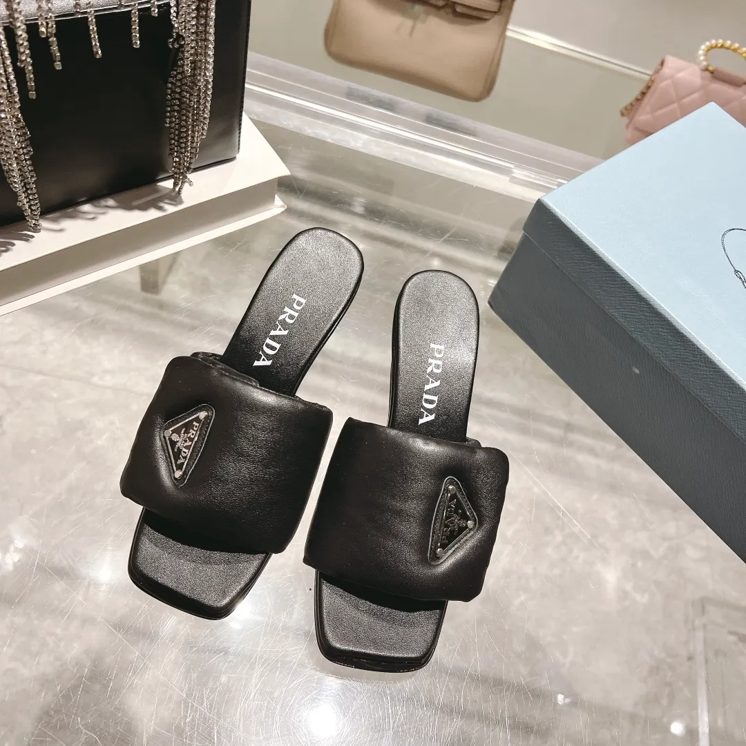 👟👟Ex-factory price 460👟👟 New hot model 🔥 🔥 🔥 4046SS Prada mid-heeled slippers. PRADA top version, original last, one-to-one zero-distance creation! Use the best materials to create the best shoes! Fabric: Imported sheepskin fabric Lining: Imported sheepskin lining Outsole: Really big Italian leather sole! Heel height: 6.5cm Size: 35-39